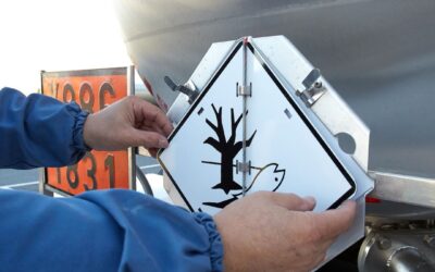 Gestión de Riesgos en el Transporte de Corrosivos: Por qué la ingeniería de la cisterna es su mejor seguro